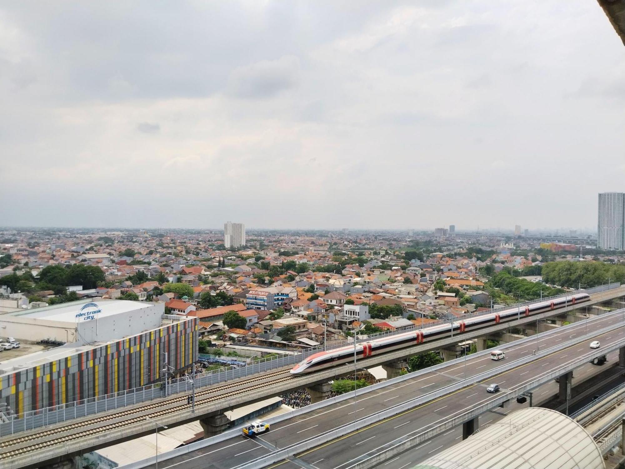 Amerta Room Apartemen Mutiara Powered By Cocotel Bekasi Exterior photo