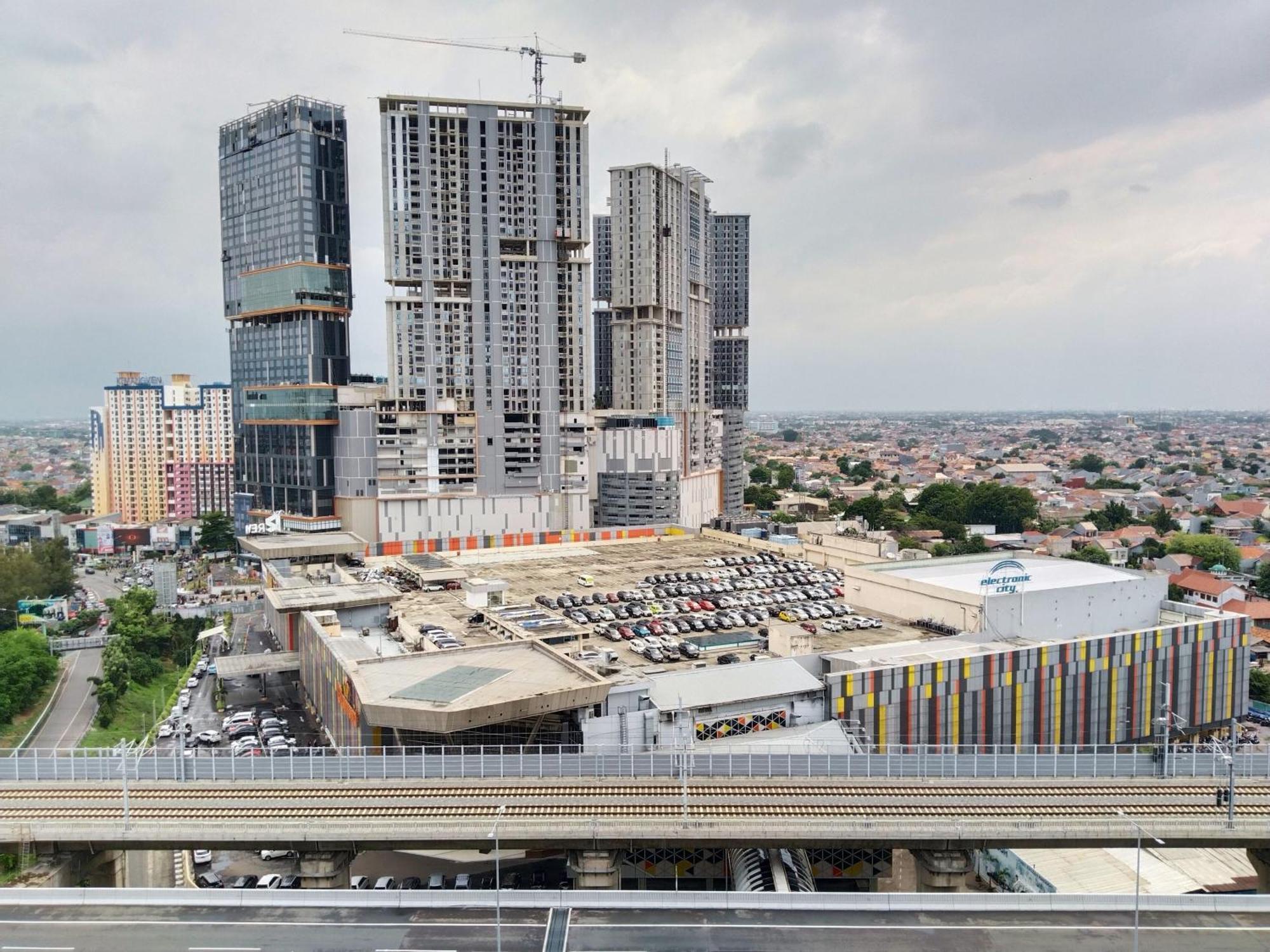 Amerta Room Apartemen Mutiara Powered By Cocotel Bekasi Exterior photo